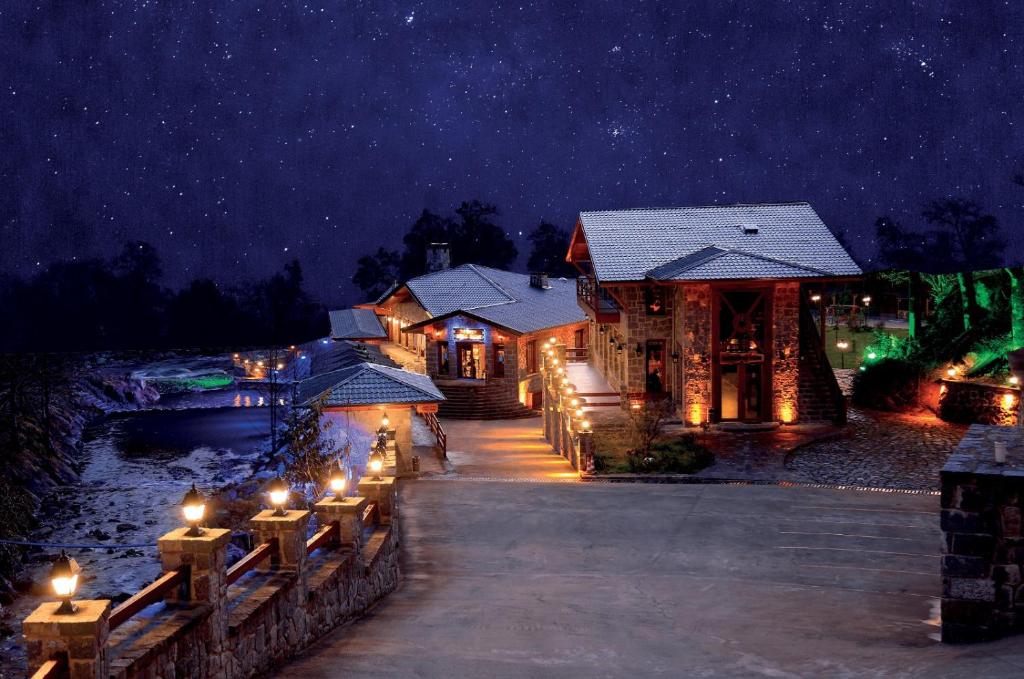 - Vistas nocturnas a una casa con luces en un puente en Teona Bungalow & Restaurant, en Çiğil