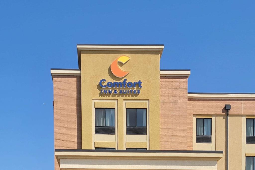 un edificio con una señal de color cazón en él en Comfort Inn & Suites Watford City en Watford City