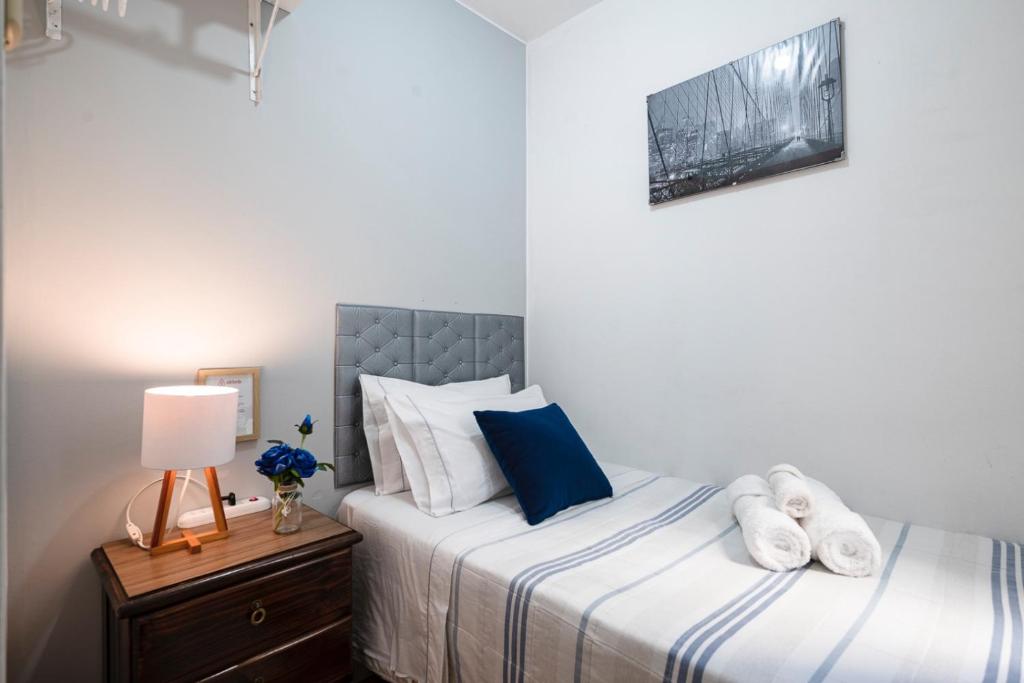 1 dormitorio con 1 cama con toallas en Hab Pequeña baño compartido La Paz 4, en Lima