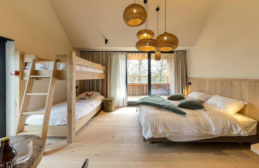 1 dormitorio con 2 literas y ventana en Wood (Forestia), en Theux