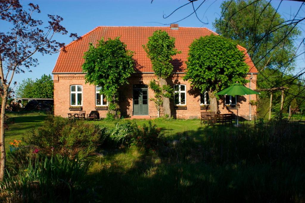 a brick house with a red roof at Südzimmer 1 SO in Lärz