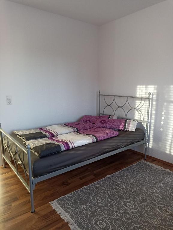 1 cama con marco de metal en una habitación en Zimmer "Beere", en Lahr-Dinglingen