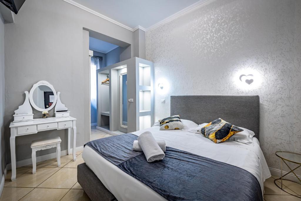 Łóżko lub łóżka w pokoju w obiekcie HOTEL VENETO Centro Storico di Firenze