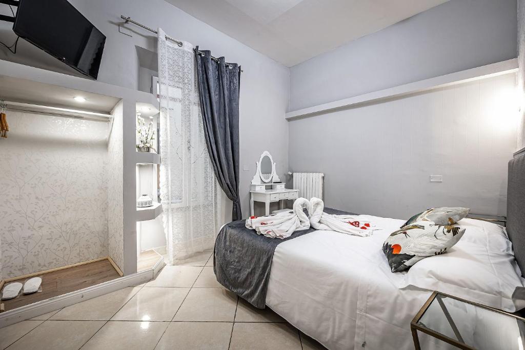 Łóżko lub łóżka w pokoju w obiekcie HOTEL VENETO Centro Storico di Firenze
