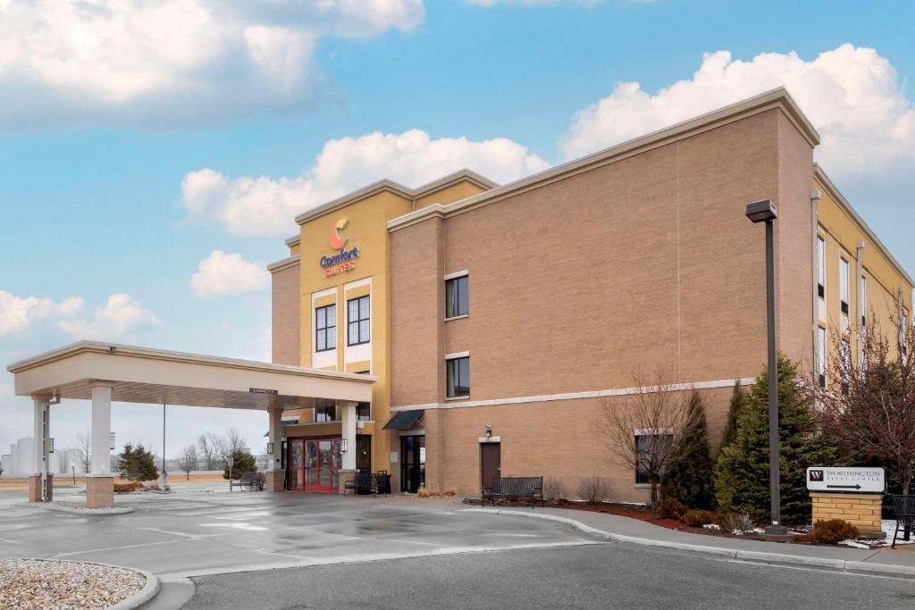 un hotel con una gasolinera en un aparcamiento en Comfort Suites & Conference Center, en Worthington
