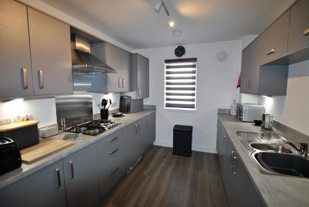 Kuchyň nebo kuchyňský kout v ubytování Maeyar-contemporary apartment in coastal village