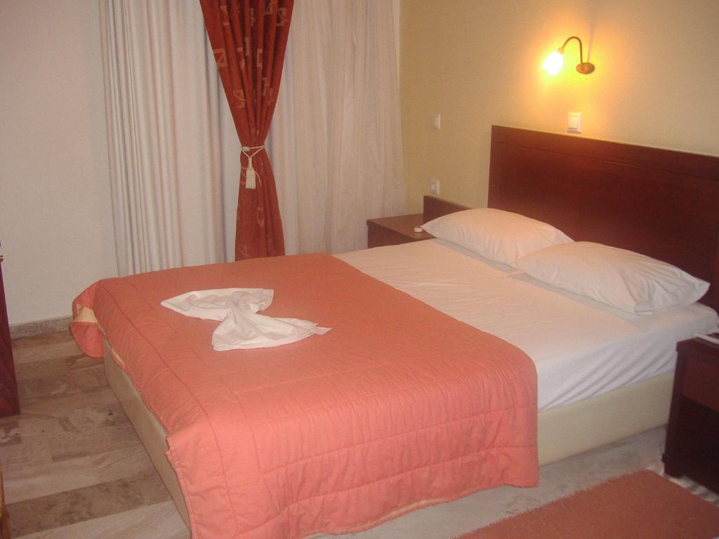 Postel nebo postele na pokoji v ubytování Zorbas Hotel
