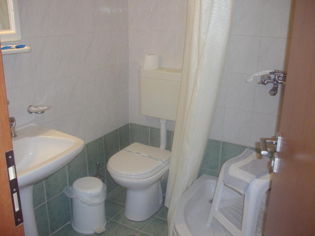 Koupelna v ubytování Zorbas Hotel