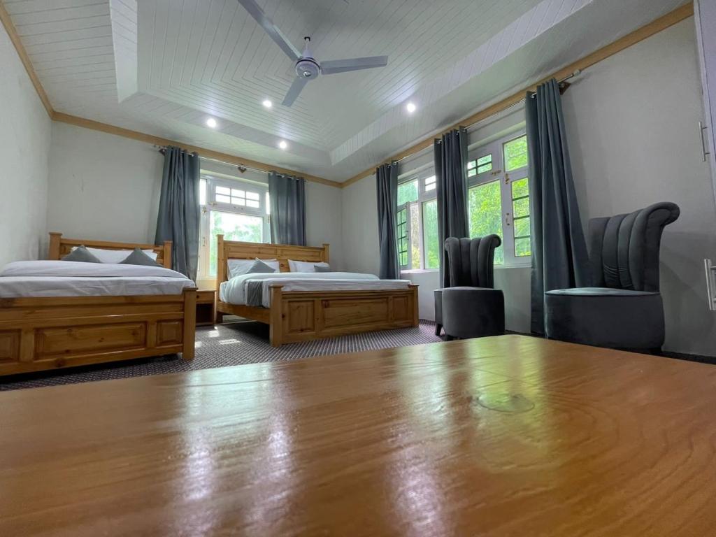 Postel nebo postele na pokoji v ubytování Skardu Saraye Hotel & Resort