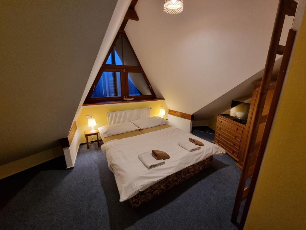Postel nebo postele na pokoji v ubytování Penzion Rotunda