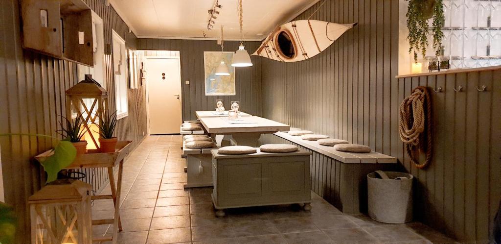 baño con lavabo y encimera con fregadero en Norwegian Wild en Brygghaugen