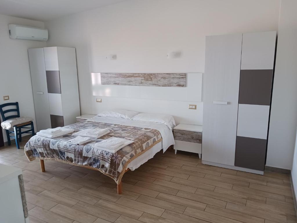 ジラソーレにあるLe Porte del Soleのベッドルーム(ベッド1台、ベンチ付)