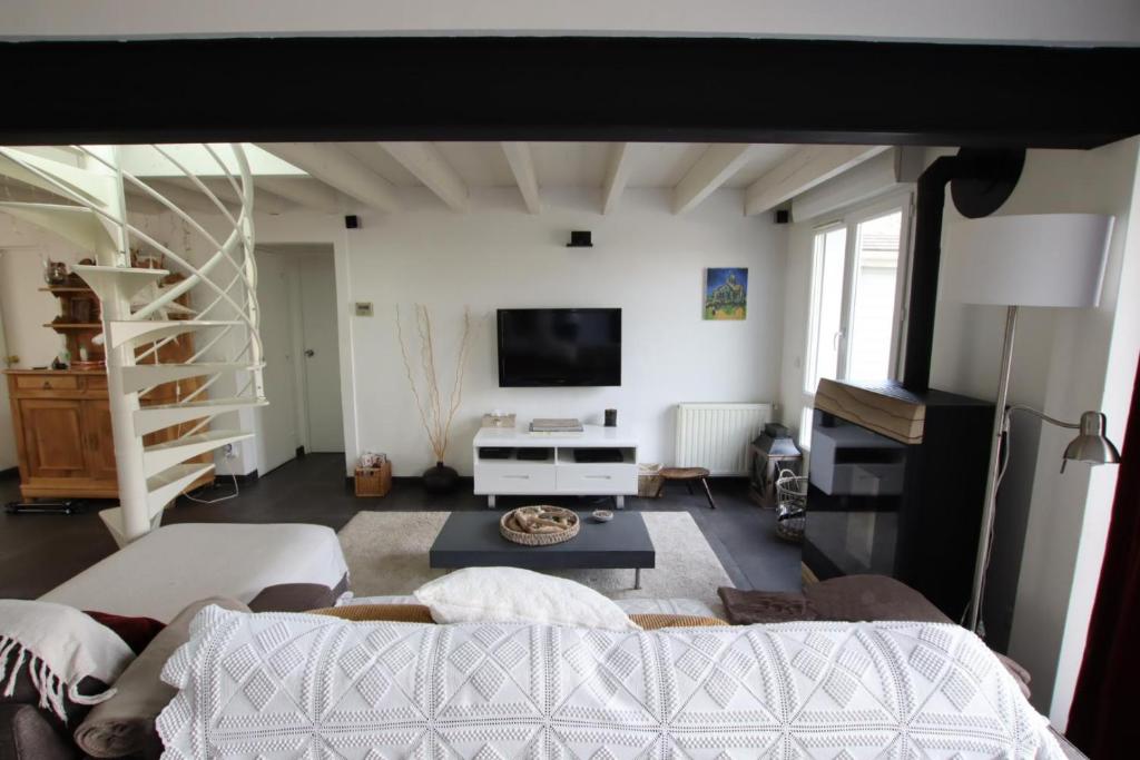 uma sala de estar com um sofá e uma televisão em Gure atherbia em Pau