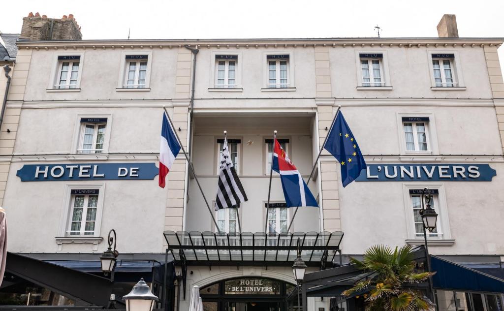 un hôtel meurt de drapeaux devant lui dans l'établissement Hotel De L'univers, à Saint-Malo