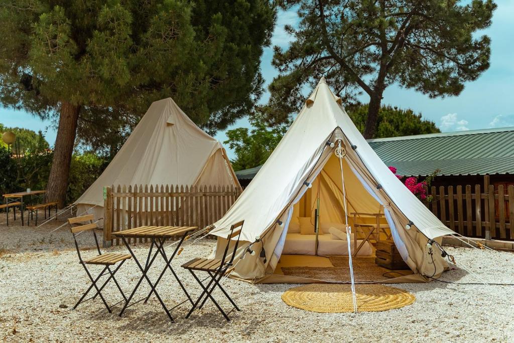 Zelt mit Stuhl, Tisch und Stühlen in der Unterkunft Kampaoh Marbella in Marbella