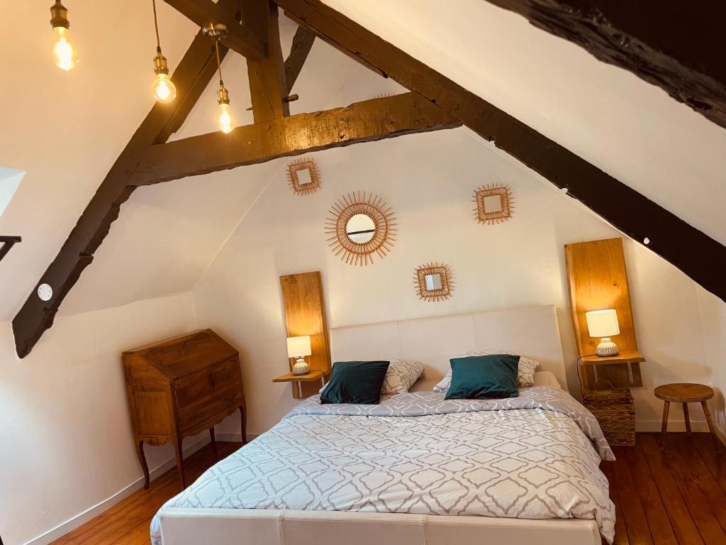 a bedroom with a bed in the attic at Duguesclin entre Dinan et Plages in Corseul