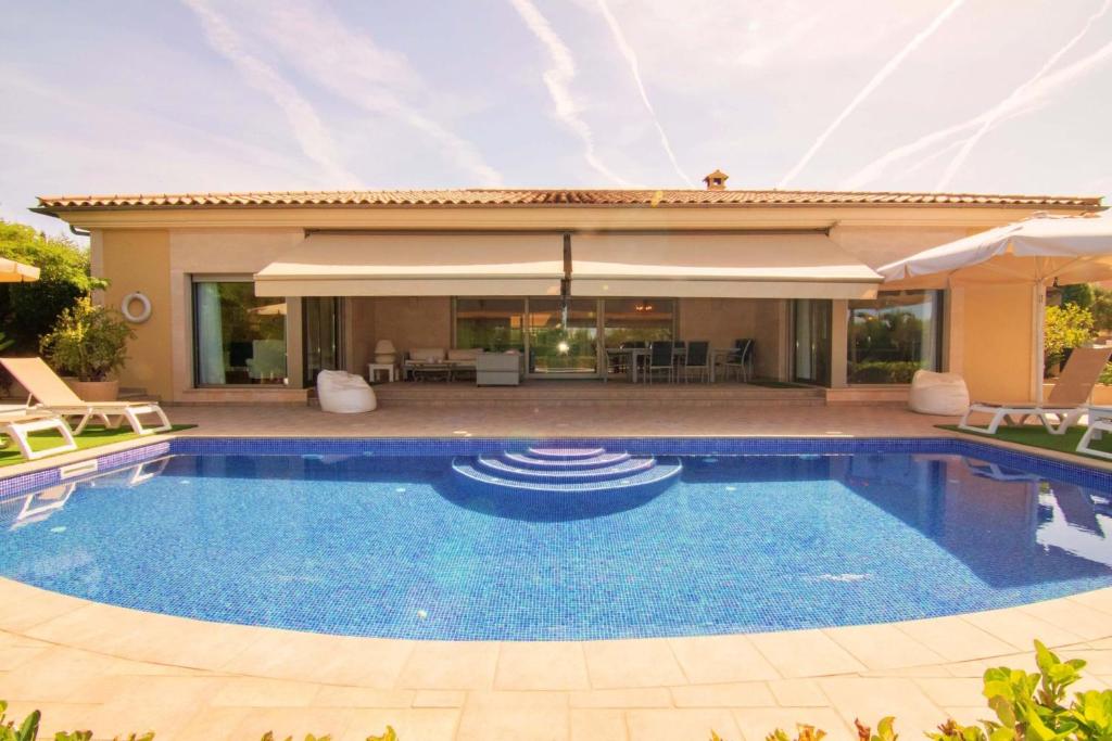 una piscina frente a una casa en Bellviure Luxury Villa, en Marratxí 