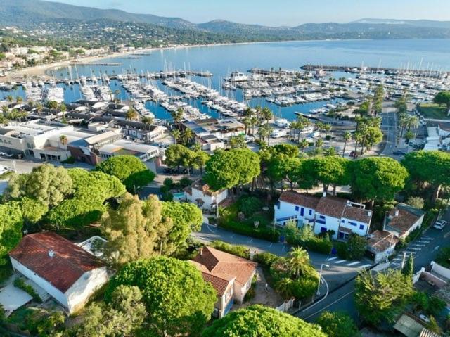 une vue aérienne d'une ville avec un port dans l'établissement Villa de charme ESMEE - Plein centre, à Cavalaire-sur-Mer