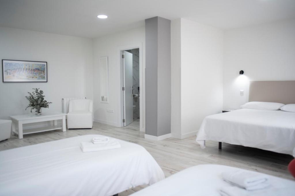 Postel nebo postele na pokoji v ubytování Hotel Montañés