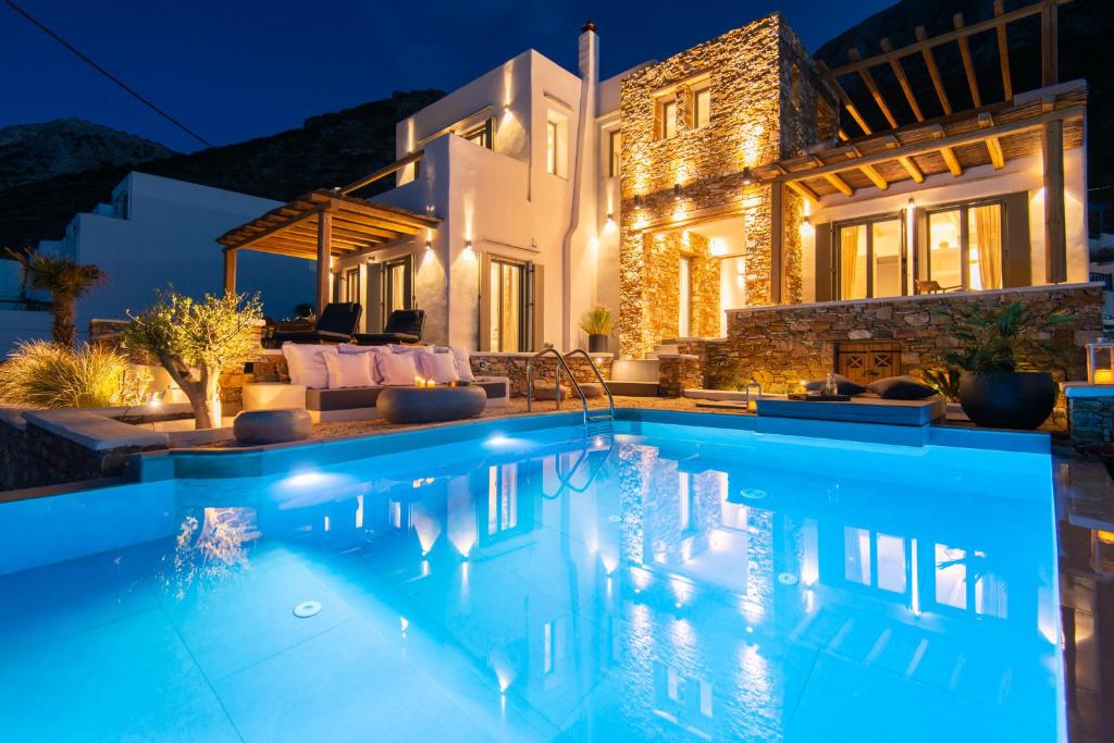 Villa con piscina por la noche en VILLA DIMAR SIFNOS, en Kamarai