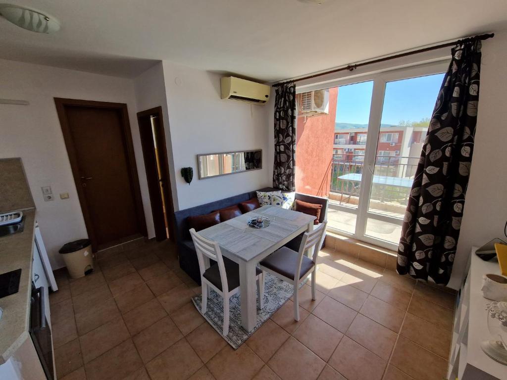 Kuchyň nebo kuchyňský kout v ubytování Holiday Golf, Sunny Beach, 2 bed apartment