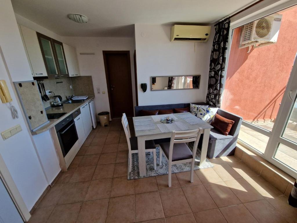 Kuchyň nebo kuchyňský kout v ubytování Holiday Golf, Sunny Beach, 2 bed apartment