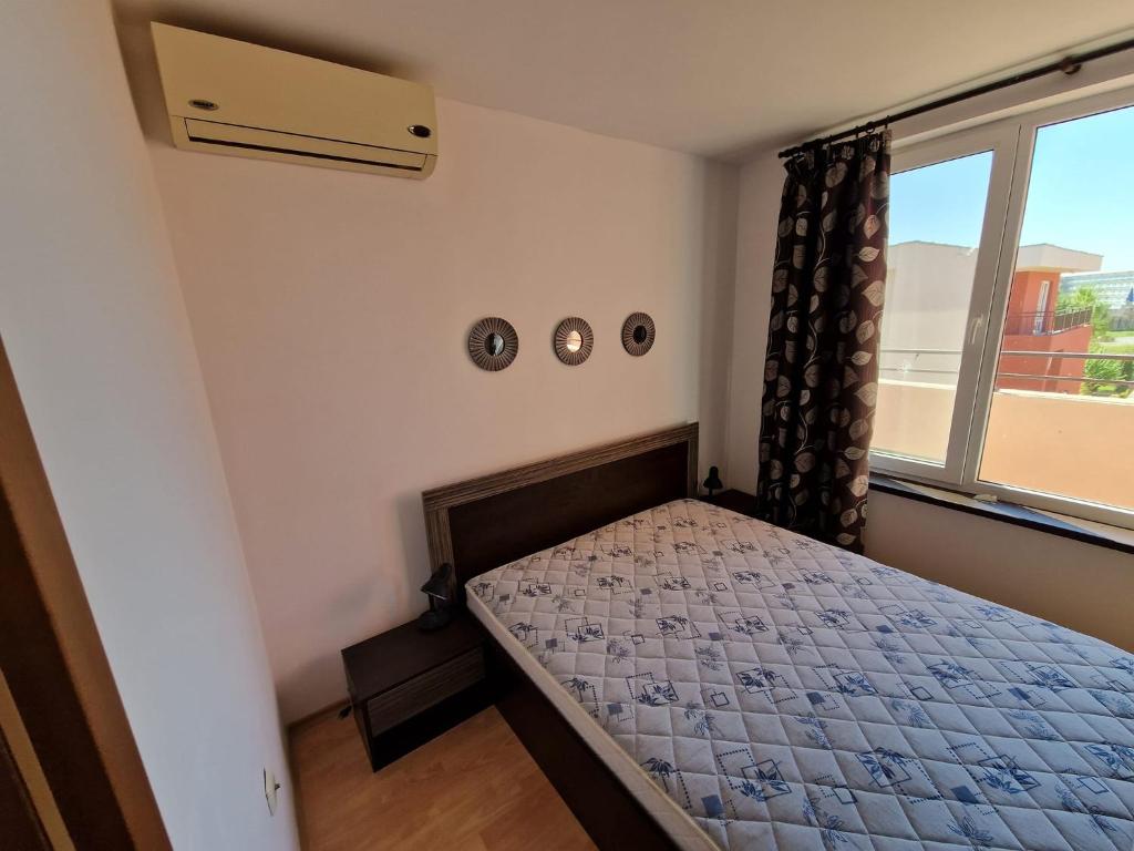 Postel nebo postele na pokoji v ubytování Holiday Golf, Sunny Beach, 2 bed apartment