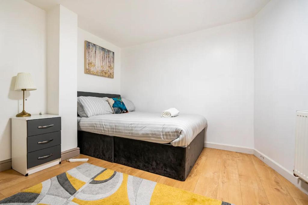 Säng eller sängar i ett rum på Birmingham City Centre Apartment room near China Town