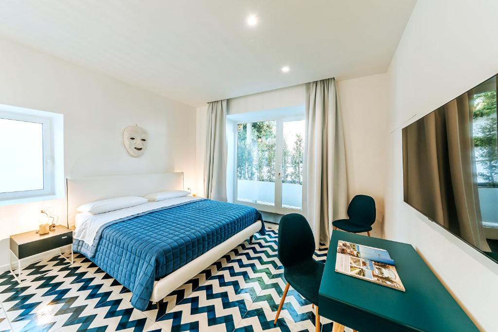 sypialnia z łóżkiem, stołem i krzesłem w obiekcie Davalos 14 Luxury Home w mieście Ischia