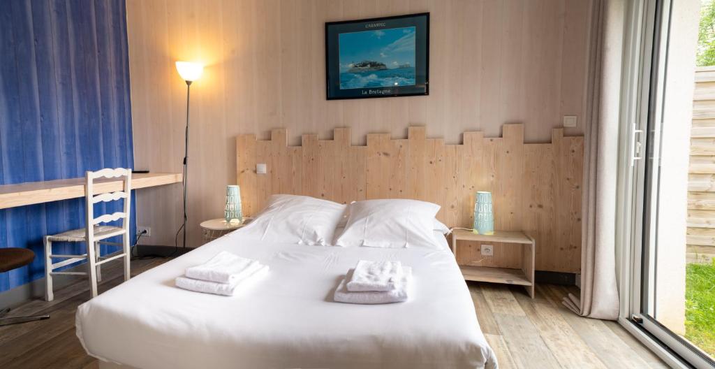 Postel nebo postele na pokoji v ubytování Hôtel Restaurant La Voile Bleue