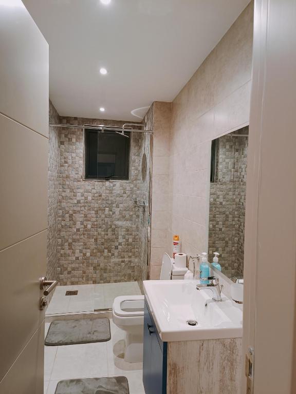 Koupelna v ubytování Nzuri Elite-1 bedroom