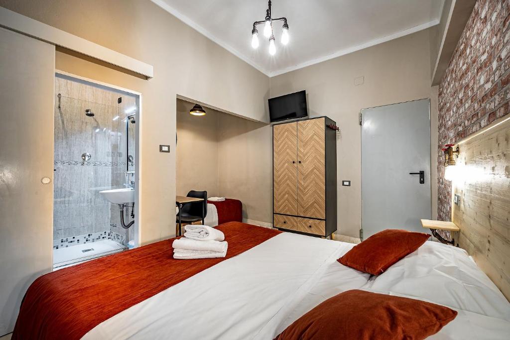 Łóżko lub łóżka w pokoju w obiekcie HOTEL VENETO Centro Storico di Firenze