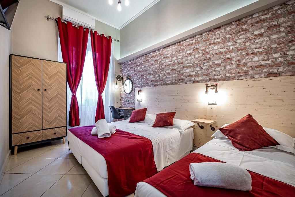 Łóżko lub łóżka w pokoju w obiekcie HOTEL VENETO Centro Storico di Firenze
