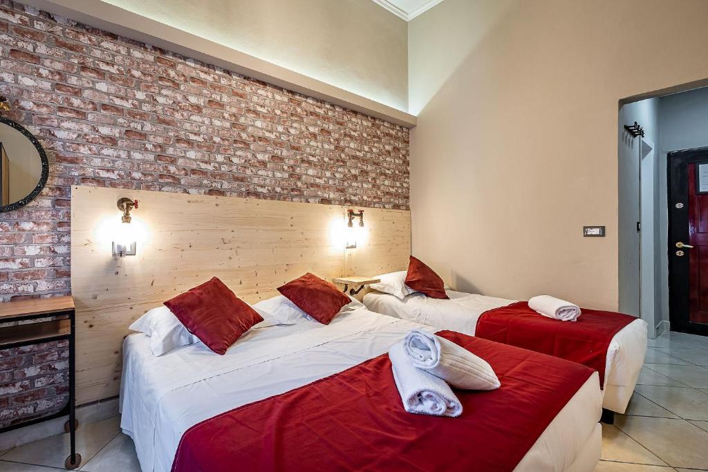 Łóżko lub łóżka w pokoju w obiekcie HOTEL VENETO Centro Storico di Firenze