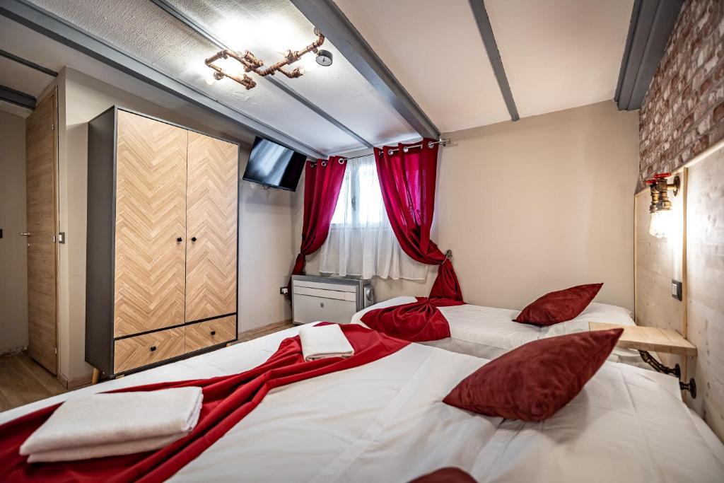 Łóżko lub łóżka w pokoju w obiekcie HOTEL VENETO Centro Storico di Firenze