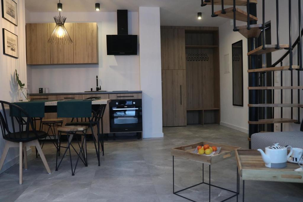 eine Küche und ein Wohnzimmer mit einem Tisch und Stühlen in der Unterkunft Szarga in Lubiatowo