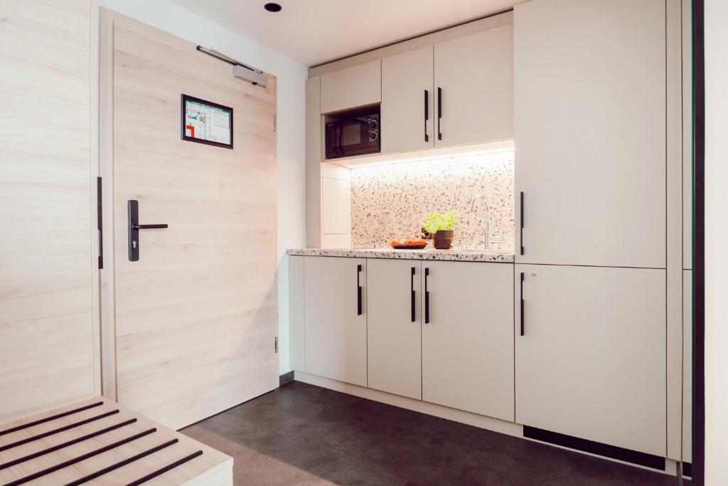 Kuchyň nebo kuchyňský kout v ubytování ADEBAR Stadthotel