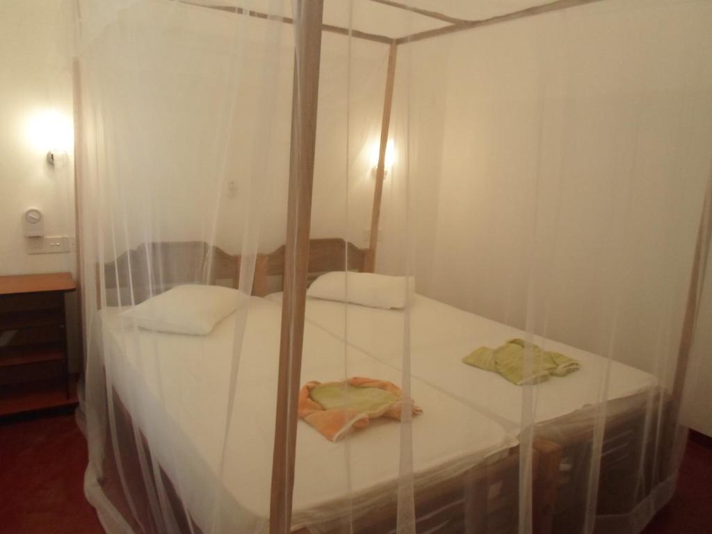 Postel nebo postele na pokoji v ubytování SURF & SAND Hotel Arugambay