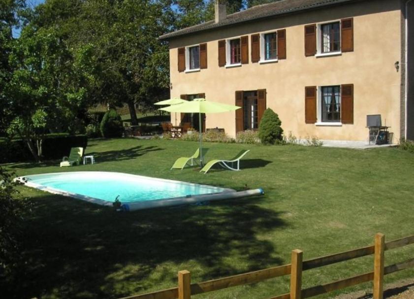 un cortile con piscina e una casa di Coumassous a Arricau-Bordes