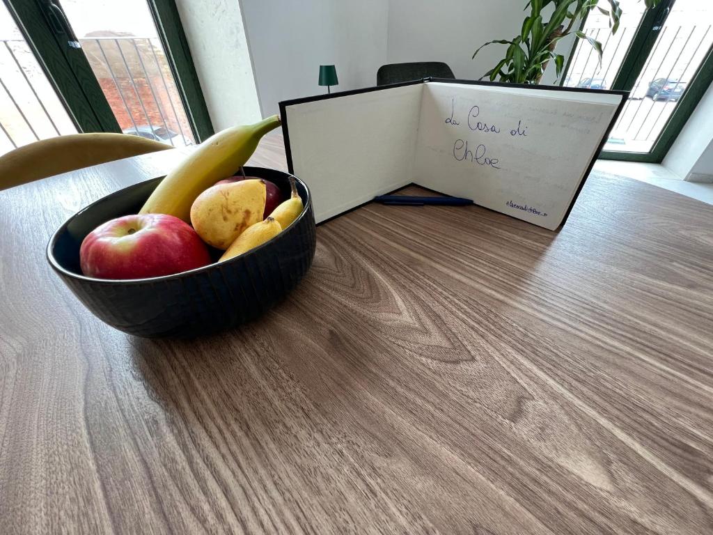 シラクーサにあるLa Casa Di Chloeの箱の横のテーブルに置いた果物