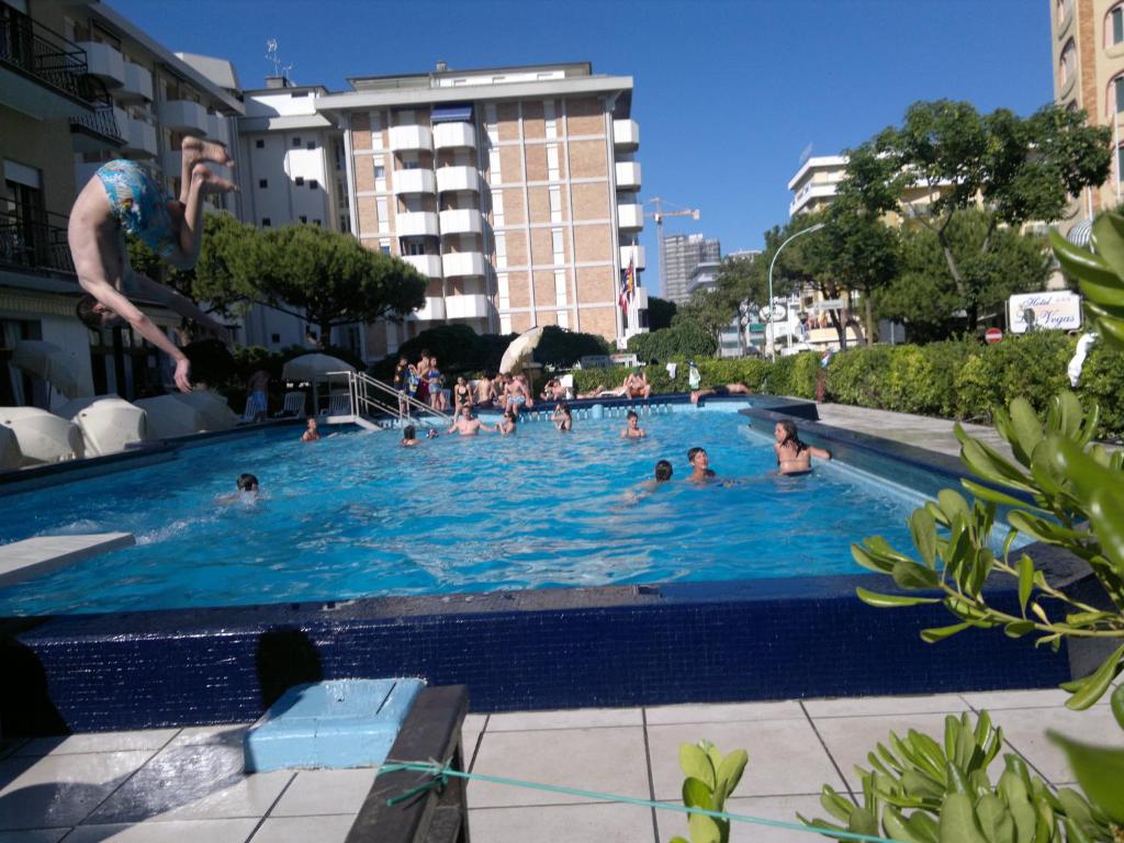 利多迪迪耶索洛的住宿－阿馬爾菲酒店，一群人在游泳池里