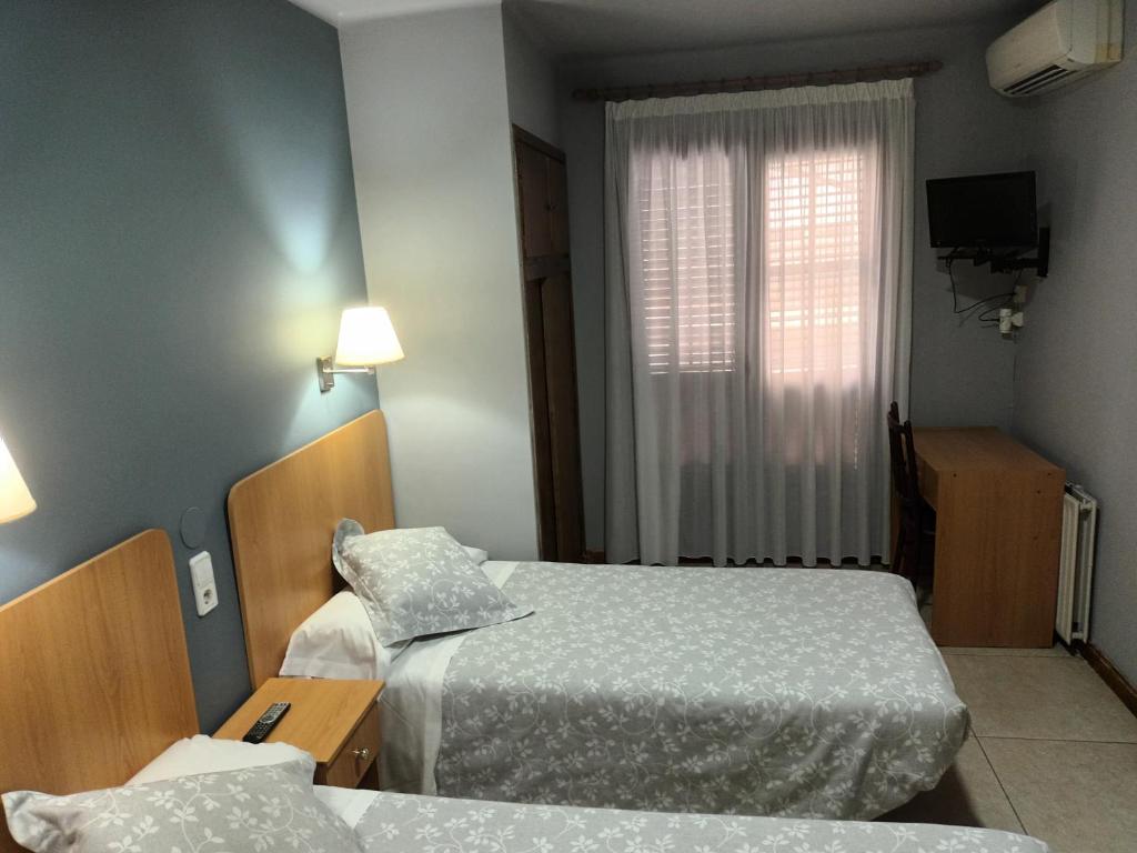 Posteľ alebo postele v izbe v ubytovaní Hostal Can Jaume