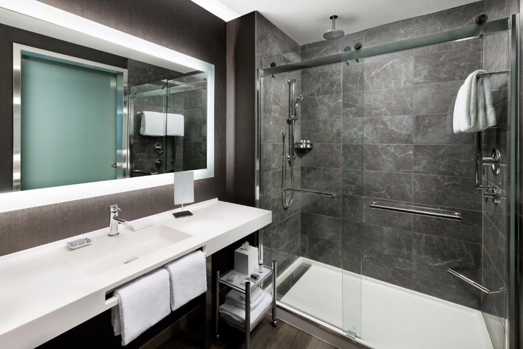 Koupelna v ubytování AC Hotel by Marriott Bethesda Downtown
