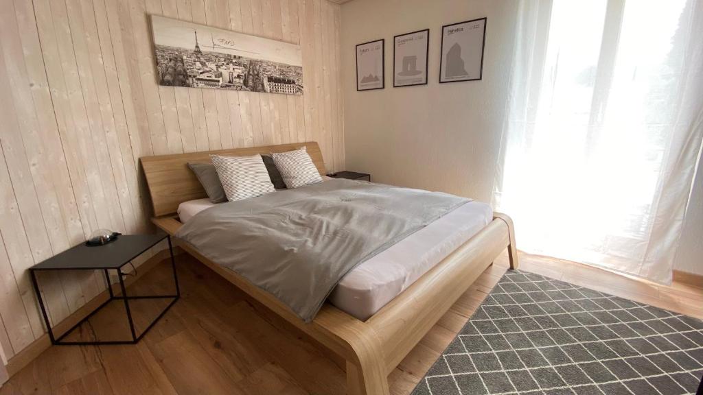 Postel nebo postele na pokoji v ubytování Hostellerie des Princes-Evêques - La Fleur de Lys