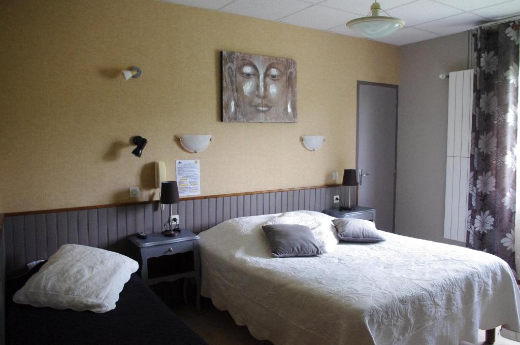 Postel nebo postele na pokoji v ubytování Hôtel Le Châtelet