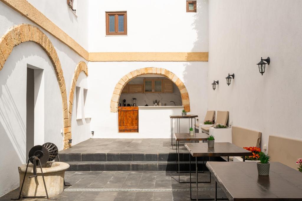 Kuchyň nebo kuchyňský kout v ubytování Ancient Knights Luxury Suites