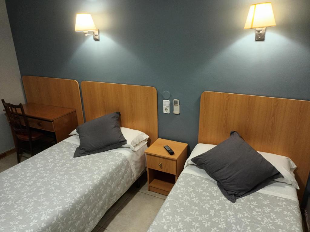 Posteľ alebo postele v izbe v ubytovaní Hostal Can Jaume