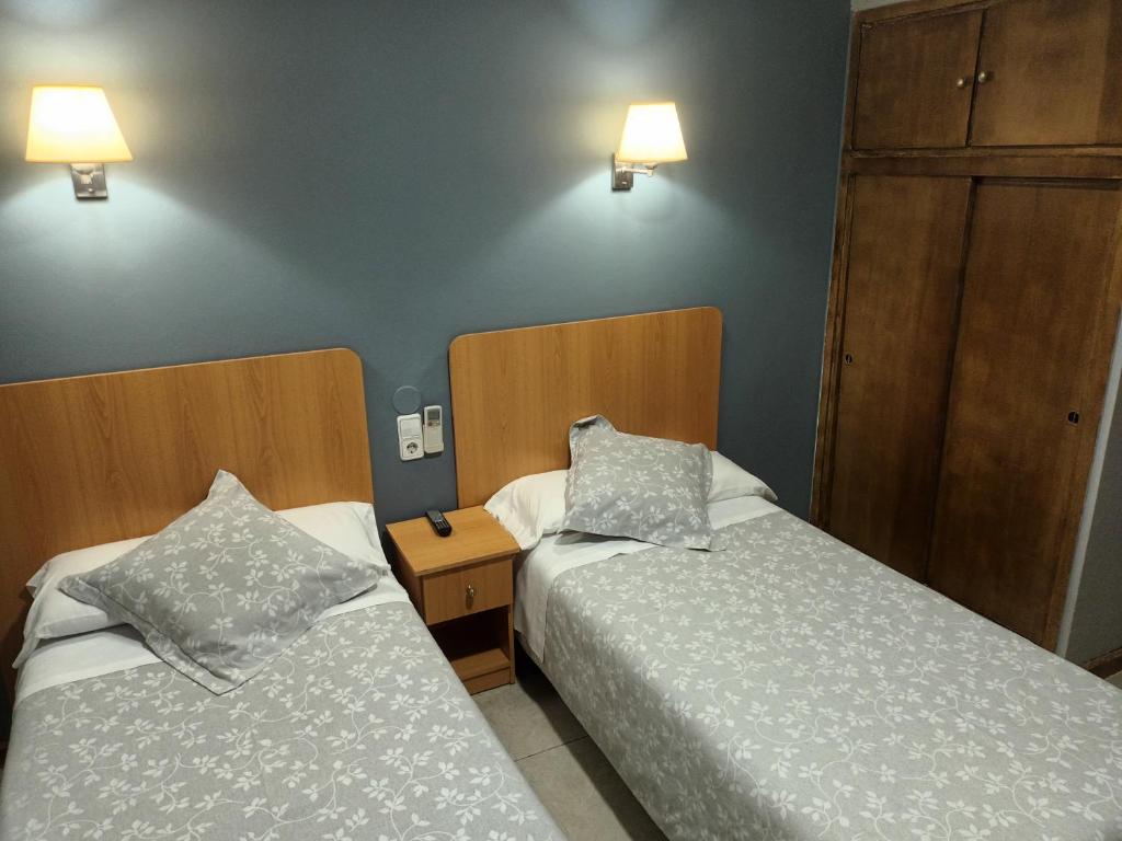 Posteľ alebo postele v izbe v ubytovaní Hostal Can Jaume