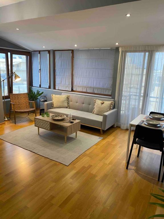 een woonkamer met een bank en een tafel bij 365 Urban Suite in Heraklion