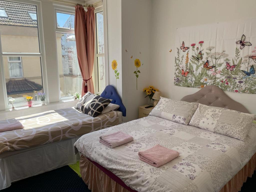 1 Schlafzimmer mit 2 Betten und einem Fenster in der Unterkunft The Blue Moon in Blackpool